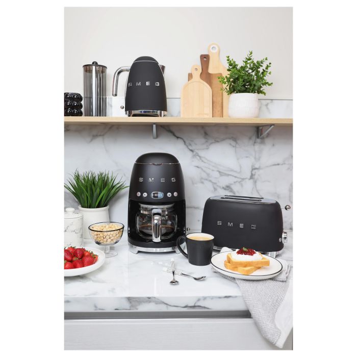 Smeg DCF02BLMEU Cafetera de filtro estilo años 50, Negro, 1.4L, 10 tazas, 1050W Smeg DCF02BLMEU Cafetera de filtro estilo años 50, Negro, 1.4L, 10 tazas, 1050W