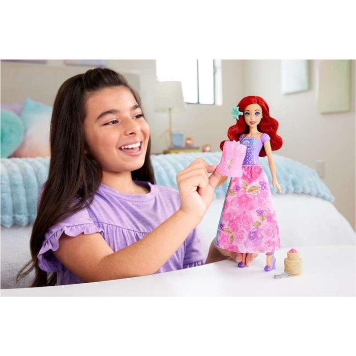 Muñeca princesa disney ariel spin and reveal. incluye 5 accesorios y 5 pegatinas. 2