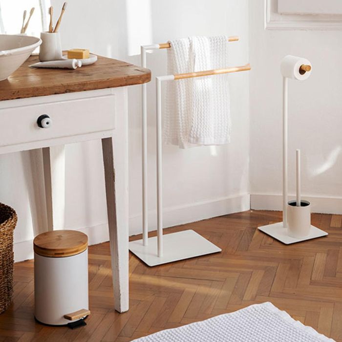 Andrea House Papelera de Baño a Pedal, Tapa de Bambú, Cierre Suave, Blanca, 3L, Metal, Cilíndrica, Cubo Extraíble Ø17x26cm 1 Andrea House Papelera de Baño a Pedal, Tapa de Bambú, Cierre Suave, Blanca, 3L, Metal, Cilíndrica, Cubo Extraíble Ø17x26cm 1