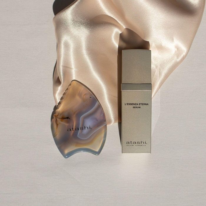 Atashi Sérum Antiedad L'Essenza Eterna Bakuchiol Ácido Ferúlico. Estuche Set 2 pz: Sérum 30ml + Gua Sha. Reduce Arrugas, Hidrata, Protege 2 Atashi Sérum Antiedad L'Essenza Eterna Bakuchiol Ácido Ferúlico. Estuche Set 2 pz: Sérum 30ml + Gua Sha. Reduce Arrugas, Hidrata, Protege 2