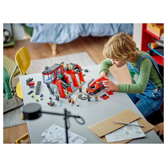 LEGO 60414 Estación de Bomberos y Camión de Bomberos, Figura de Perro de Juguete y 5 Minifiguras, Regalo Infantil