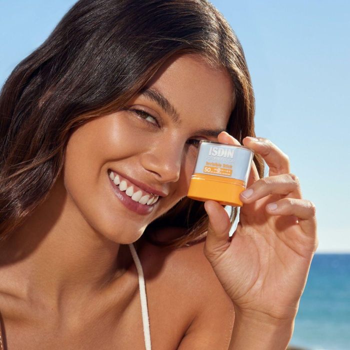 Isdin INVISIBLE STICK SPF50 Protector Solar Facial Barra 10g para zonas específicas, waterproof 4 Isdin INVISIBLE STICK SPF50 Protector Solar Facial Barra 10g para zonas específicas, waterproof 4