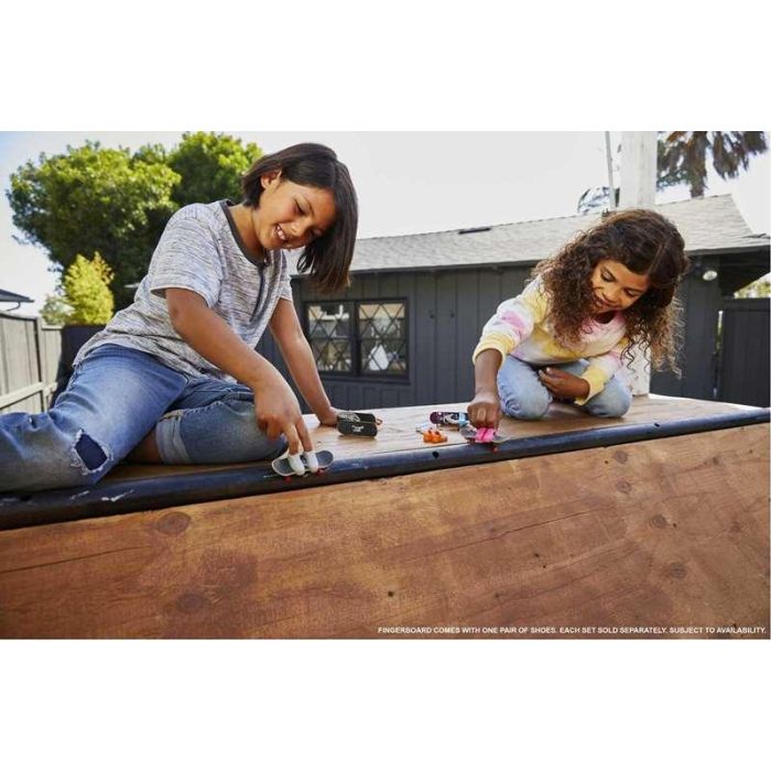 Mattel Mini Monopatin Hot Wheels con Zapatos 10 cm - Modelos Surtidos 19