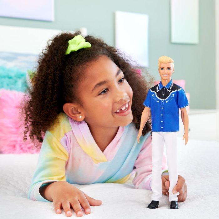 Barbie HRH25 Muñeco Ken Fashionista Look Oeste con Camisa Azul y Negro, Pantalones Blancos y Botines Negros 4