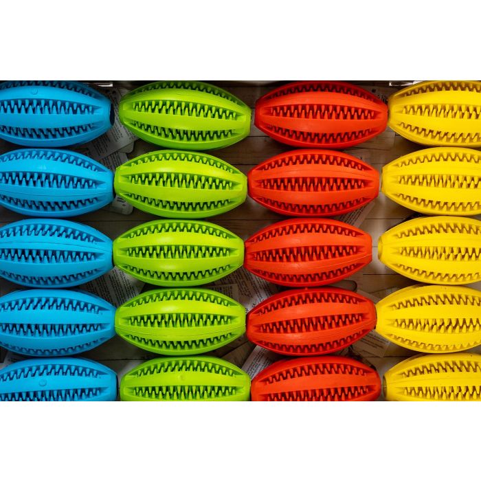 Gloria Pelota Rugby Dental para Perro Talla L 9 cm. Juguete Masticable de Goma Flexible Antisarro con Hendiduras para Premios y Ansiedad. Color Surtido. 1