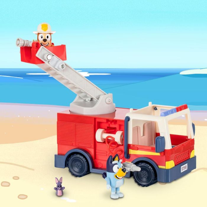 FAMOSA Camión de Bomberos de Bluey y Bingo con Accesorios y Pegatinas – Juguete para Niños +3 Años 2 FAMOSA Camión de Bomberos de Bluey y Bingo con Accesorios y Pegatinas – Juguete para Niños +3 Años 2