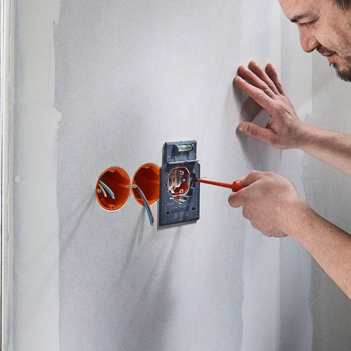 Wolfcraft 5975000 Plantilla para marcar y alinear, para medidas de 71 y 91 mm, obra en seco, instalación de cajas de enchufe e interruptores 9