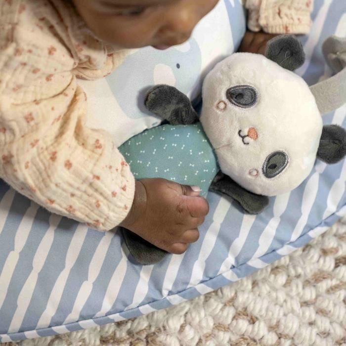 INGENUITY - Alfombra de juego plegable con forma de elefante, cojín reversible, arco de juego de madera, espejo y juguetes sensoriales para bebés. 1