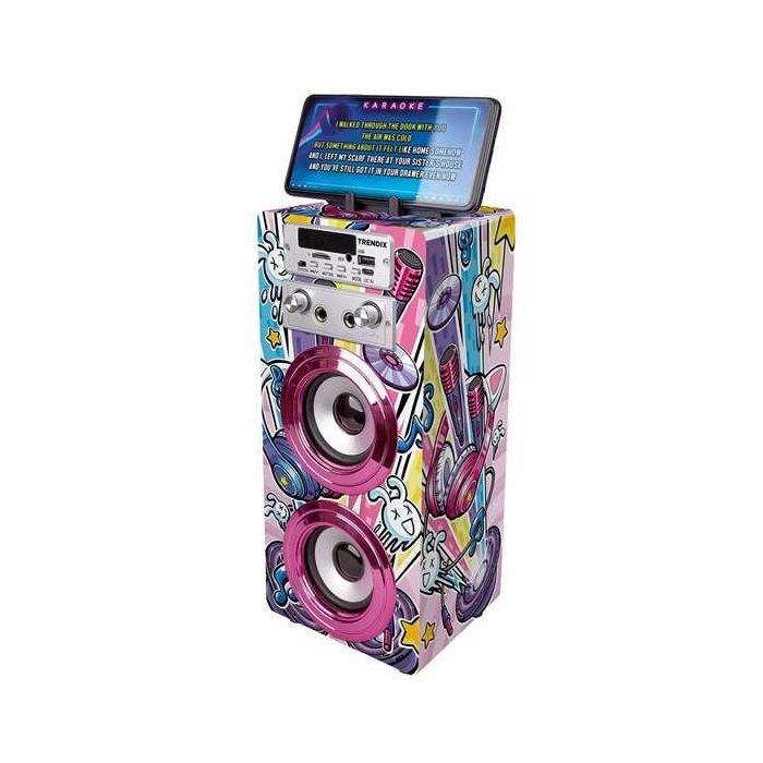 Karaoke incluye 2 micrófonos equipado con un asa, una base para apoyar el móvil, ranuras para memorias usb y micro sd, radio fm y bluetooth 3