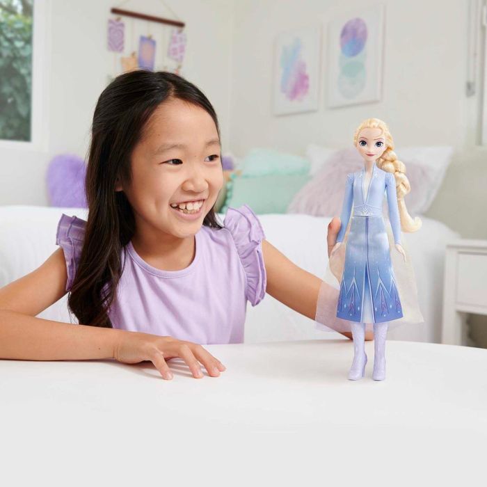 Mattel Hlw48 Muñeca Disney Frozen 2 Elsa Viajera Articulada con Conjunto de Ropa y Botas para Niños +3 años 4 Mattel Hlw48 Muñeca Disney Frozen 2 Elsa Viajera Articulada con Conjunto de Ropa y Botas para Niños +3 años 4