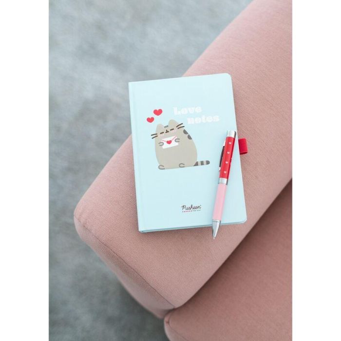 Cuaderno A5 premium + boligrafo proyector Purrfect Love Pusheen 4 Cuaderno A5 premium + boligrafo proyector Purrfect Love Pusheen 4