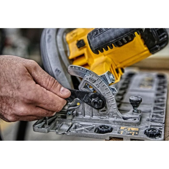 DEWALT Sierra Circular 1600W, Profundidad de Corte 61 mm, Disco 19 cm, con Maletín DWE576K 2