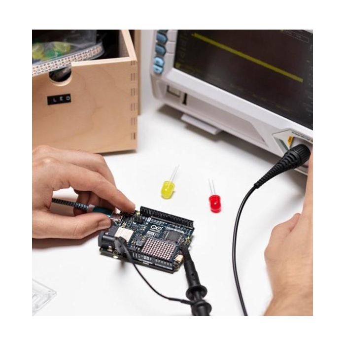 Arduino Uno R4 WiFi - Placa con microcontrolador Renesas RA4M1 ARM Cortex M4, 256kB Flash, 32kB SRAM, WiFi y Bluetooth 6