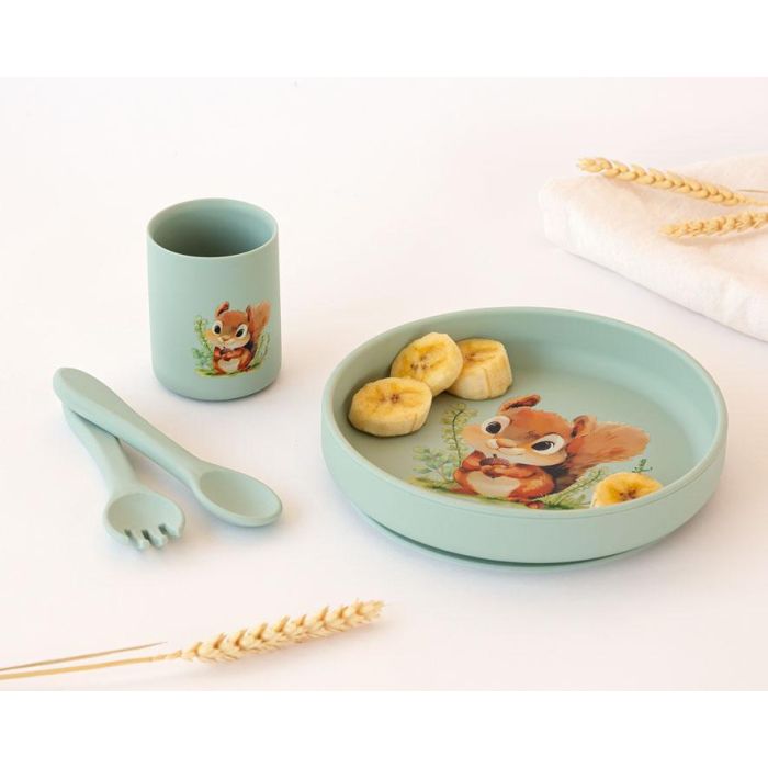 KioKids Set Vajilla de Silicona con Ventosa para Bebé +6 Meses, Plato, Vaso y Cubiertos Flexibles, Diseño Ardilla Verde, Ideal para Baby-Led Weaning (BLW) y Alimentación Autónoma KioKids Set Vajilla de Silicona con Ventosa para Bebé +6 Meses, Plato, Vaso y Cubiertos Flexibles, Diseño Ardilla Verde, Ideal para Baby-Led Weaning (BLW) y Alimentación Autónoma