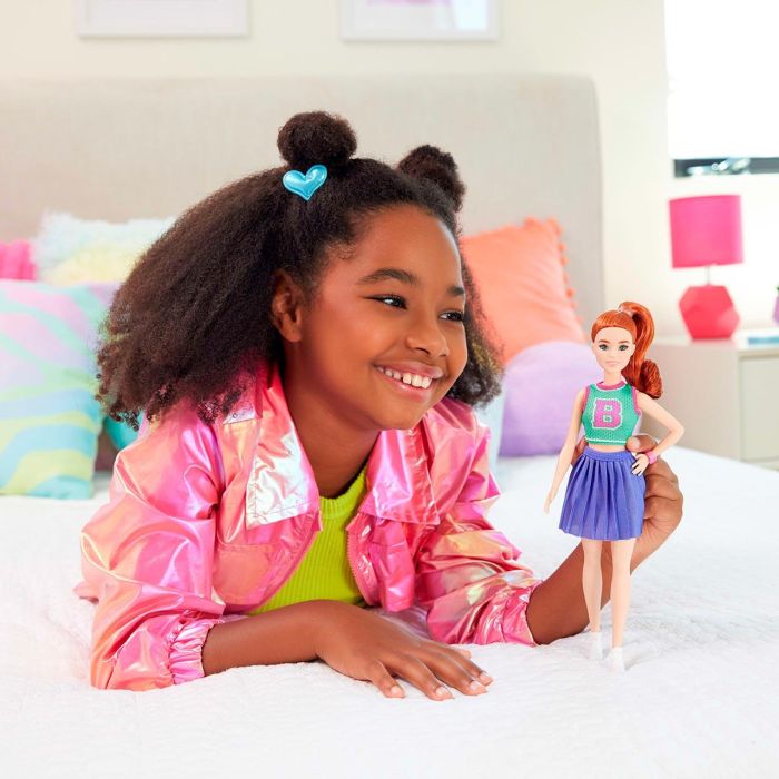 Barbie HYT90 Muñeca Fashionista Look Animadora: Pelo rojo, coleta tirabuzón, top deportivo, falda morada, reloj, zapatillas +3 años 4 Barbie HYT90 Muñeca Fashionista Look Animadora: Pelo rojo, coleta tirabuzón, top deportivo, falda morada, reloj, zapatillas +3 años 4