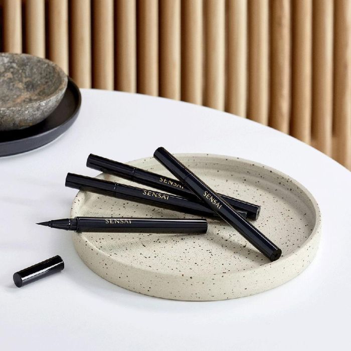 Sensai Designing Liquid Eyeliner #02-Deep Brown 0,6 ml Sensai Designing Liquid Eyeliner #02-Deep Brown 0,6 ml