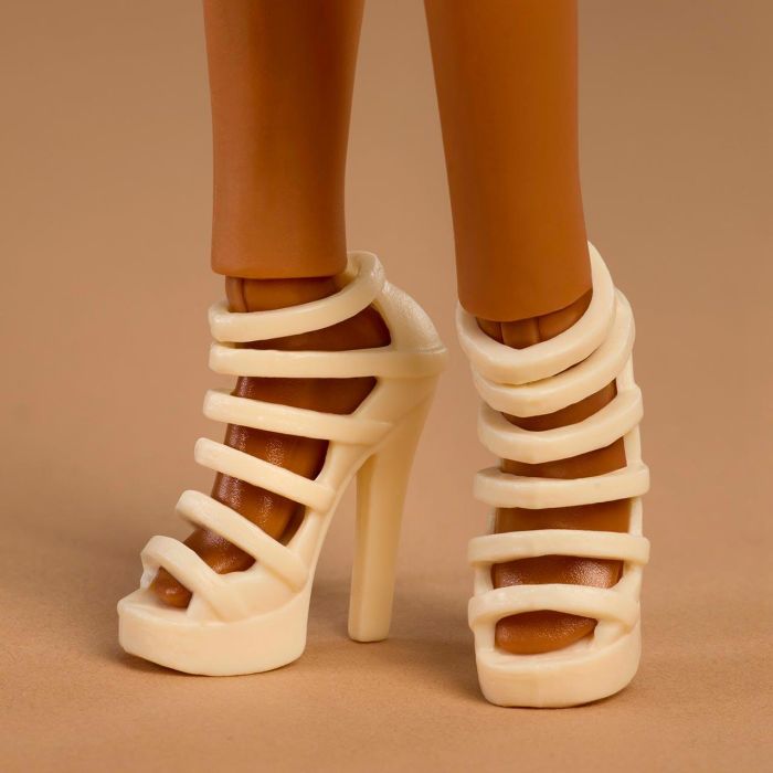 Barbie Signature Basics 08 Muñeca JJX27 Mattel 4