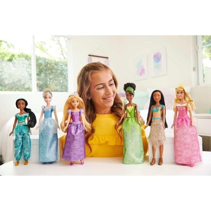 Mattel Disney Sparkling Princesses Playset con 13 muñecas con moda y accesorios brillantes, 3 años, HPG74 1