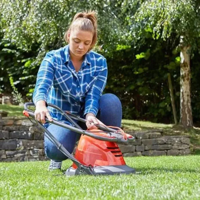 FLYMO Segadora de colchón de aire Turbo Lite 250 1400W - Ancho de corte 25cm - Altura de corte ajustable 11-31mm (967909401) para jardines pequeños 2 FLYMO Segadora de colchón de aire Turbo Lite 250 1400W - Ancho de corte 25cm - Altura de corte ajustable 11-31mm (967909401) para jardines pequeños 2