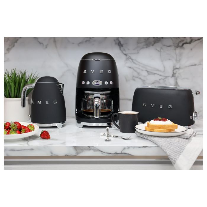 Smeg DCF02BLMEU Cafetera de filtro estilo años 50, Negro, 1.4L, 10 tazas, 1050W Smeg DCF02BLMEU Cafetera de filtro estilo años 50, Negro, 1.4L, 10 tazas, 1050W