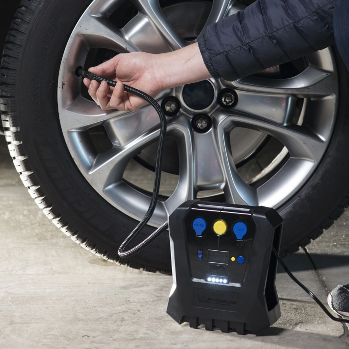 Michelin Compresor programable digital 12V 7 bar con manómetro digital y toma USB/LED 5