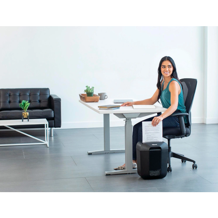 Fellowes LX-45 Destructora de documentos P4, capacidad corte 8 hojas, destruye grapas, clips y tarjetas 4