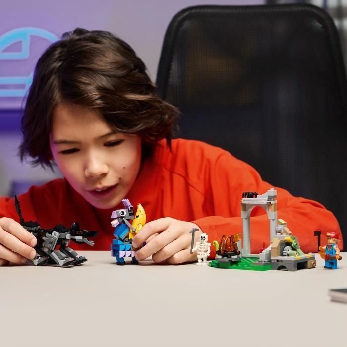 LEGO 77075 Fortnite Set de Construcción Campamento de Banano y Bujía, Recrea Retos de Odyssey con Fogata, Llama, Lobo y Minifiguras 4