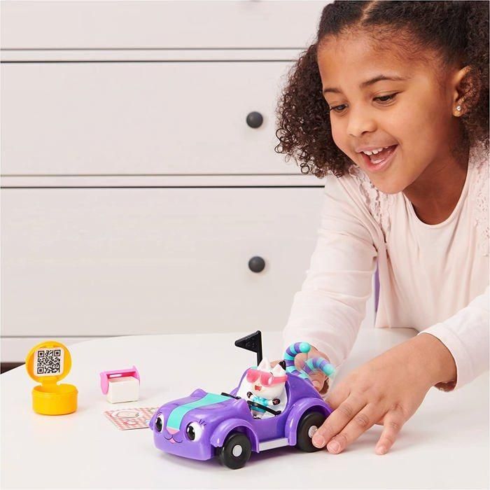 Spin Master 6062145 Casa de Muñecas de Gabby Coche Carlita con Pandy Paws y Accesorios, Vehículo Interactivo Mueve Cola Pestañea