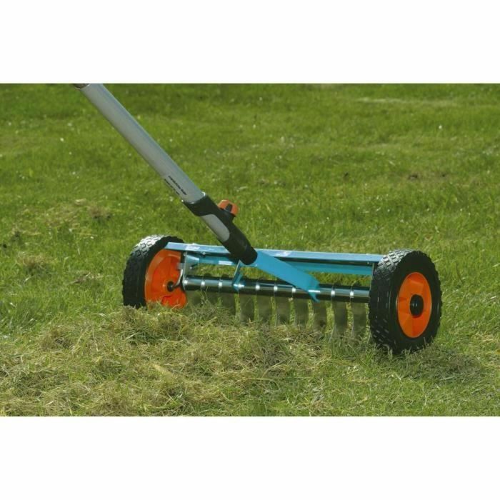 Gardena Escarificador de Ruedas Combisystem para Césped - 32 cm - Dientes Acero Inoxidable antiatasco para Musgo, Rastrojos y Malezas (Sin Mango) 2