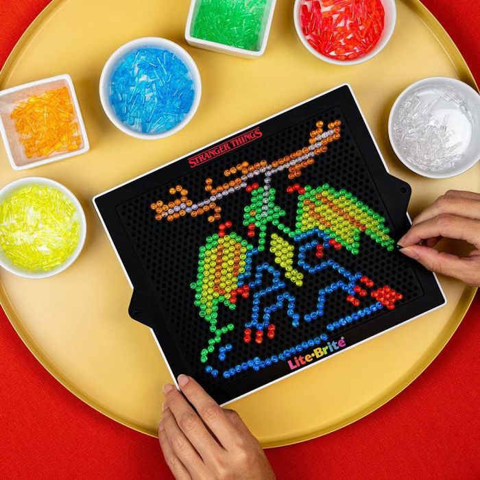 Lite Brite Stranger Things Special Edition - Paquete de Repuesto con 8 Plantillas Reutilizables y 100 Clavijas para Arte con Luz, +14 años 4 Lite Brite Stranger Things Special Edition - Paquete de Repuesto con 8 Plantillas Reutilizables y 100 Clavijas para Arte con Luz, +14 años 4