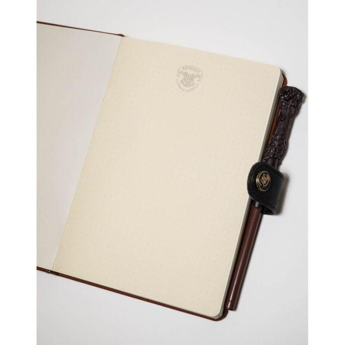 Cuaderno A5 premium + boligrafo varita Hogwarts Harry Potter 3 Cuaderno A5 premium + boligrafo varita Hogwarts Harry Potter 3