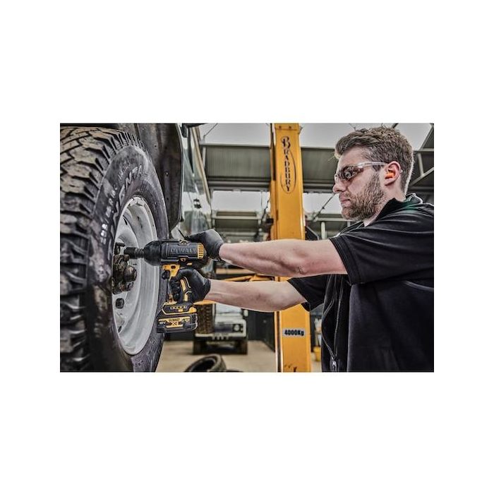 DEWALT Akku-Schlagschrauber. 18 Volt / 5 Ah 3 DEWALT Akku-Schlagschrauber. 18 Volt / 5 Ah 3