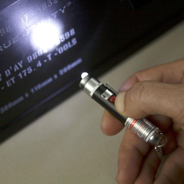 True Laserlite TU211K Linterna LED Potente con Láser Rojo Homologado 2 Funciones 8 Lúmenes 5