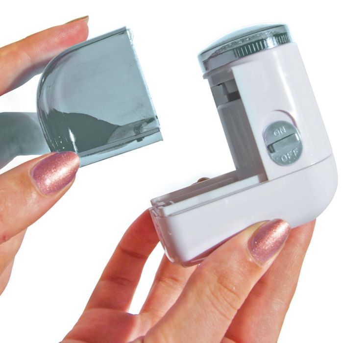 Je cherche une Idee Máquina Quita-Pelusas, Funciona con Pilas AA LR06, Incluye Cepillo y Depósito 5