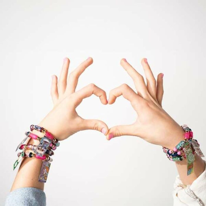Set de pulseras sticki rolls ¡crea impresionantes pulseras con temática hawaii! incluye 2 rollos intercambiables 7 Set de pulseras sticki rolls ¡crea impresionantes pulseras con temática hawaii! incluye 2 rollos intercambiables 7