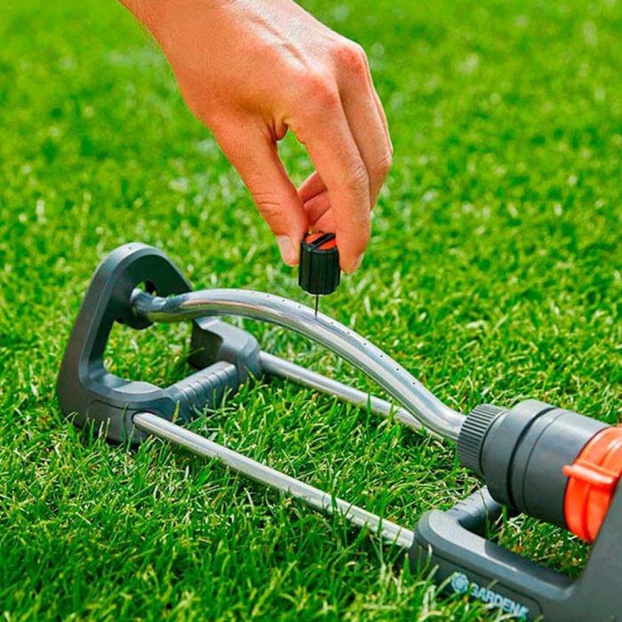 Gardena Aspersor oscilante Aqua s, cobertura 90-220m², alcance 7-17m, gris/naranja 2 Gardena Aspersor oscilante Aqua s, cobertura 90-220m², alcance 7-17m, gris/naranja 2