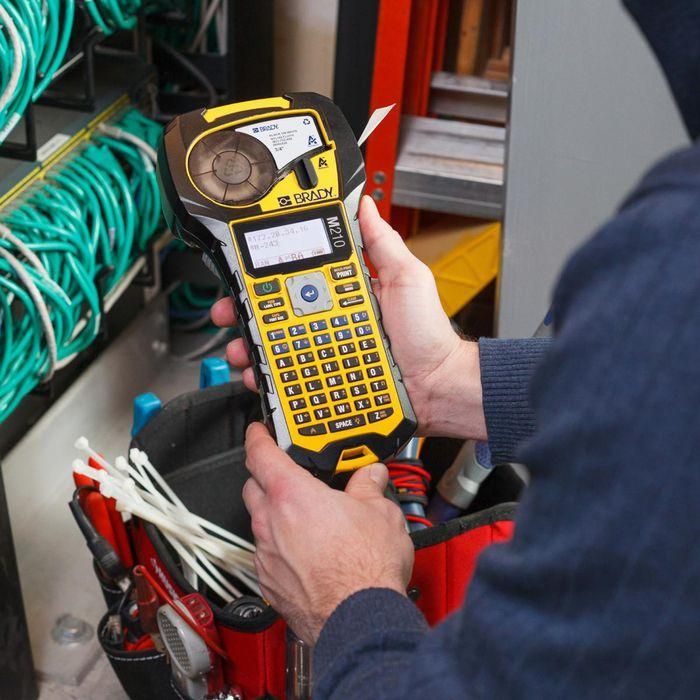 Brady M210 Impresora de Etiquetas Portátil Industrial para Voz/Datos y Eléctrica, pack cartón con cartucho M21-750-499 6 Brady M210 Impresora de Etiquetas Portátil Industrial para Voz/Datos y Eléctrica, pack cartón con cartucho M21-750-499 6