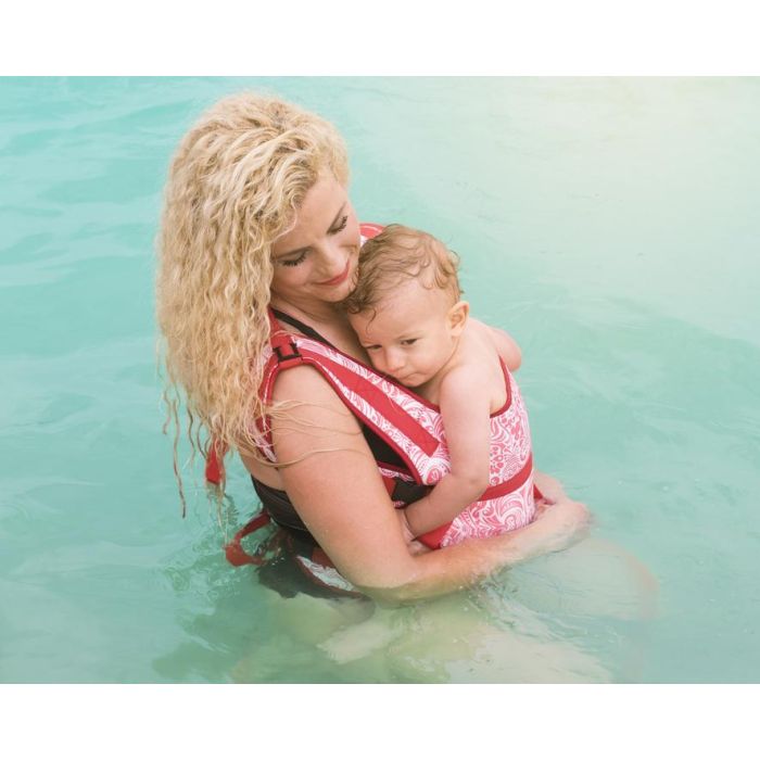 KioKids Portabebés Ergonómico Acuático de Neopreno. Ideal para Bañarse y Liberar Manos. Posición M para Bebés +4 Meses. Rojo. 1