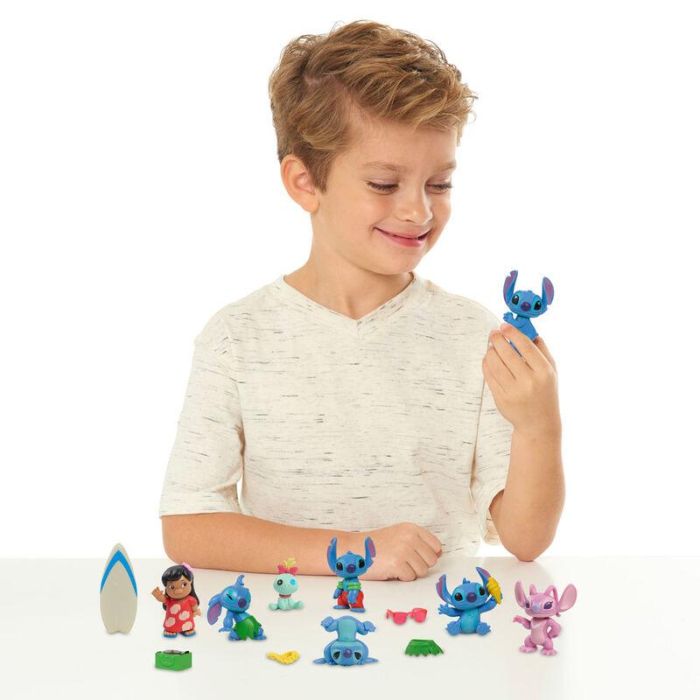 Just Play 46259 Juego de 13 Figuras Disney Lilo & Stitch 5 cm con 5 Looks de Stitch, Lilo, Scrump, Angel y Accesorios 3 Just Play 46259 Juego de 13 Figuras Disney Lilo & Stitch 5 cm con 5 Looks de Stitch, Lilo, Scrump, Angel y Accesorios 3