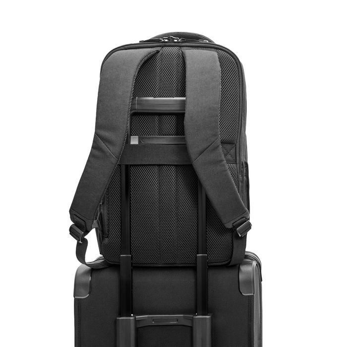HP 6B8Y1UT Mochila Renew Executive para Portátiles de hasta 16" Negra, Ampliable y Fabricada con Plásticos Reciclados, con Seguridad RFID. 2