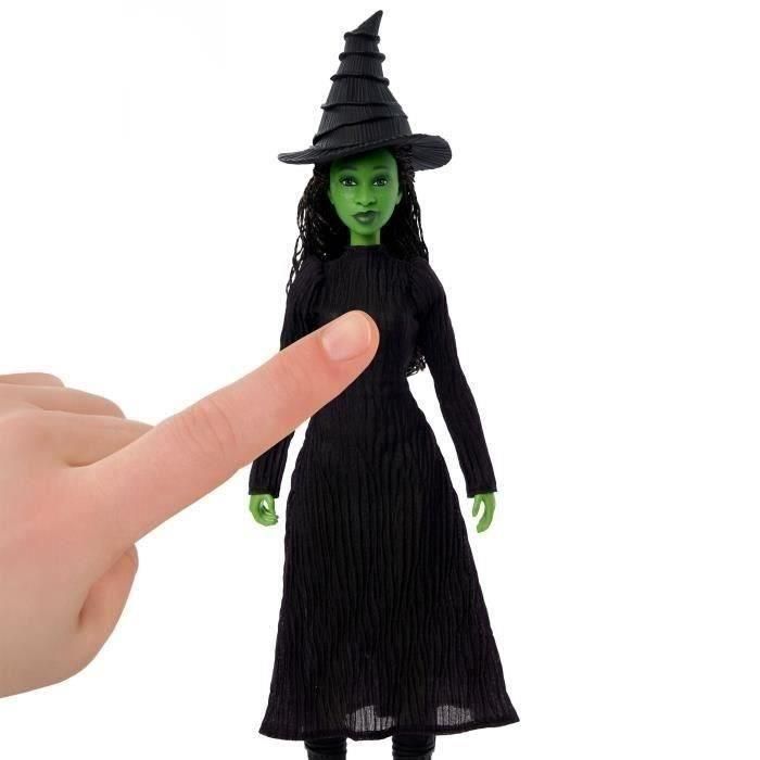 Mattel HYM40 Muñeca Musical Elphaba de Wicked, Figura de Personaje Cantante del Famoso Musical, Incluye Vestido Detallado y Accesorios 4