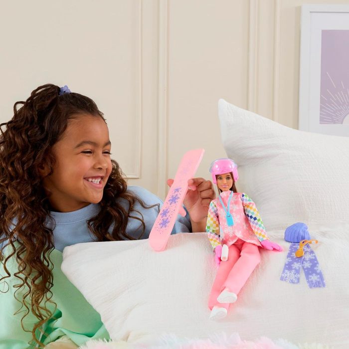 Barbie Muñeca Snowboarder Deluxe JKF78, Con Accesorios Temáticos y Efecto Cambio de Color, +3 Años 5