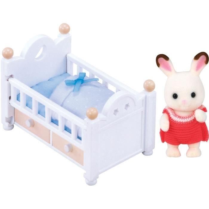Sylvanian Families 5017 Cama de chocolate para conejo bebé con barrera, manta, almohada y peluche - Juego para niñas +4 años 1 Sylvanian Families 5017 Cama de chocolate para conejo bebé con barrera, manta, almohada y peluche - Juego para niñas +4 años 1