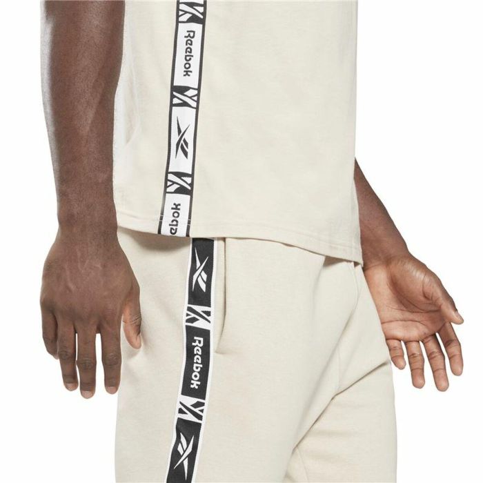 Camiseta de Manga Corta Hombre Reebok Identity Tape Beige S 2 Camiseta de Manga Corta Hombre Reebok Identity Tape Beige S 2