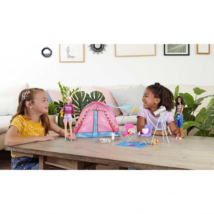 Barbie Hgc18 Set Camping con Muñecas Malibu & Brooklyn Roberts, Tienda de Campaña y Accesorios. Incluye Sillas, Telescopio, Hoguera 9