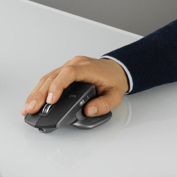 Logitech RF 2.4 GHz, 10 m, 200 - 4000 DPI, Li-Po 500 mAh, 85.7 x 126 x 48.4 mm, 145 g 4 Logitech RF 2.4 GHz, 10 m, 200 - 4000 DPI, Li-Po 500 mAh, 85.7 x 126 x 48.4 mm, 145 g 4
