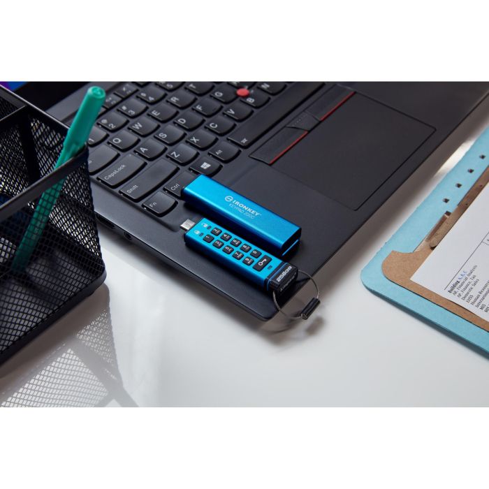 Kingston IronKey Keypad 200C - Memoria USB-C 256GB, Seguridad AES-256 con Teclado, FIPS 140-3, Resistente al Agua IP68 10