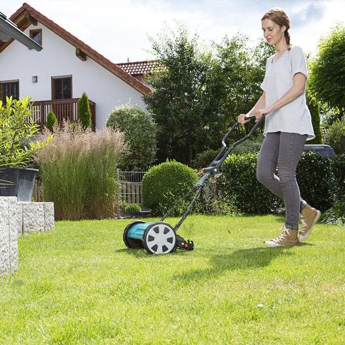 Gardena 330 Classic Segadora helicoidal manual 33cm para césped pequeño, corte sin fricción y silencioso, manillar ergonómico 1