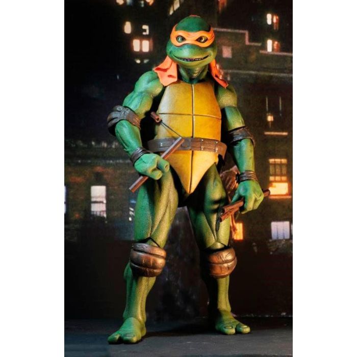 NECA Figura articulada Michelangelo Tortugas Ninja 42cm con Nunchucks, Pizza y Manos Intercambiables