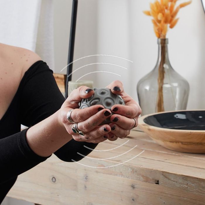 Sensly Bola Masaje con Vibración para Alivio Muscular 7 cm 1